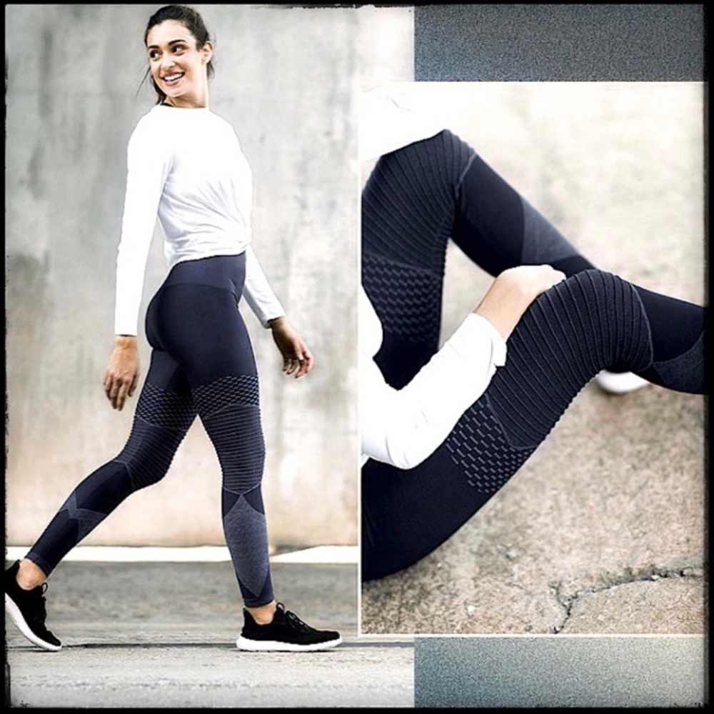 Spanx Look At Me Now Moto Leggings size S